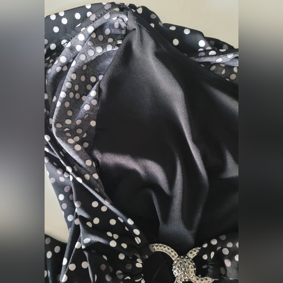 Lavish Capped Sleeve Blouse - Picture 5 of 10